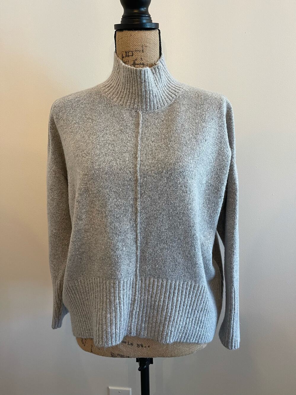 Romeo + Juliet Couture Gray Sweater Size Large
